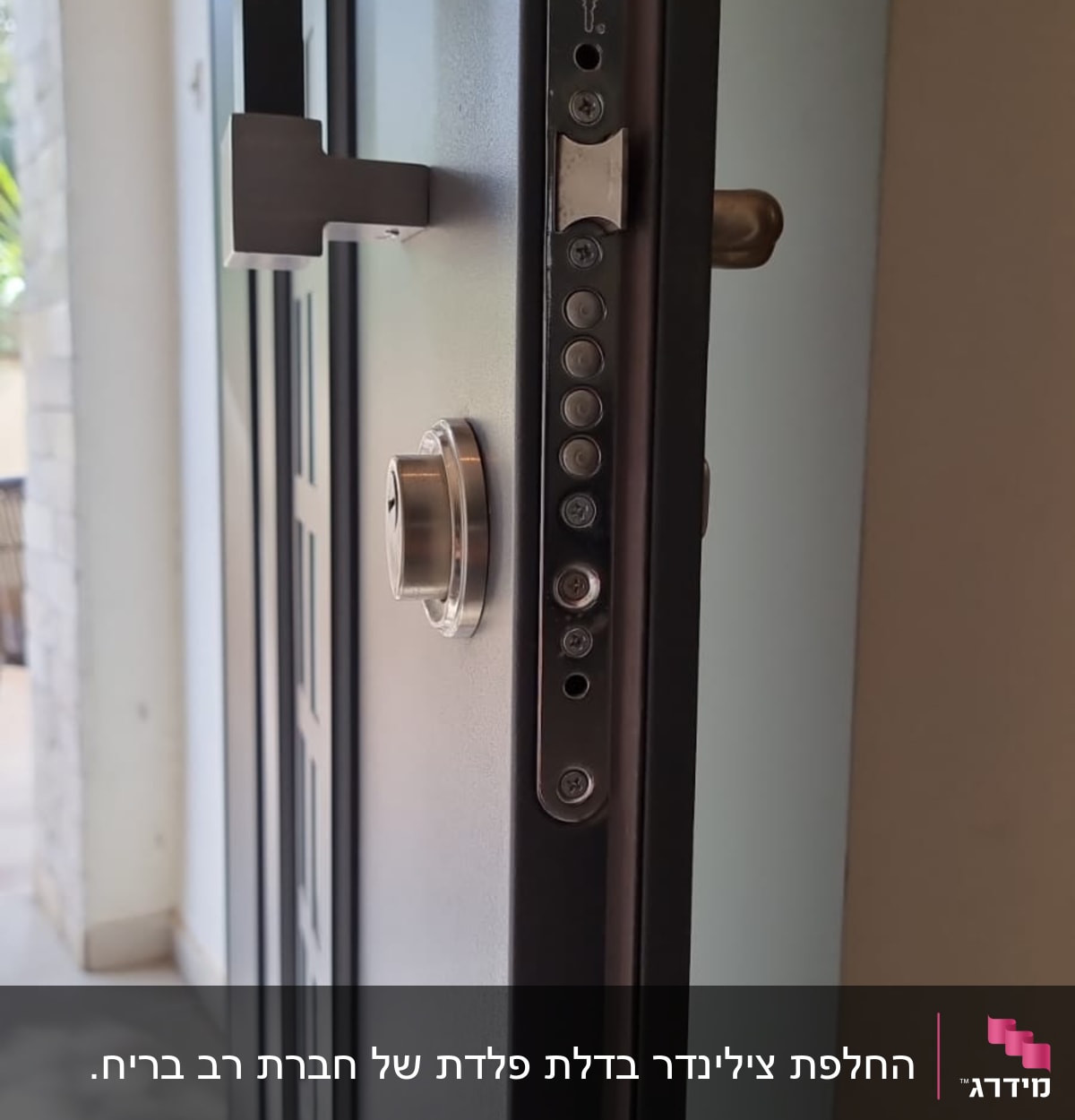 מנעול דלת עם בריחים ומנגנון נעילה